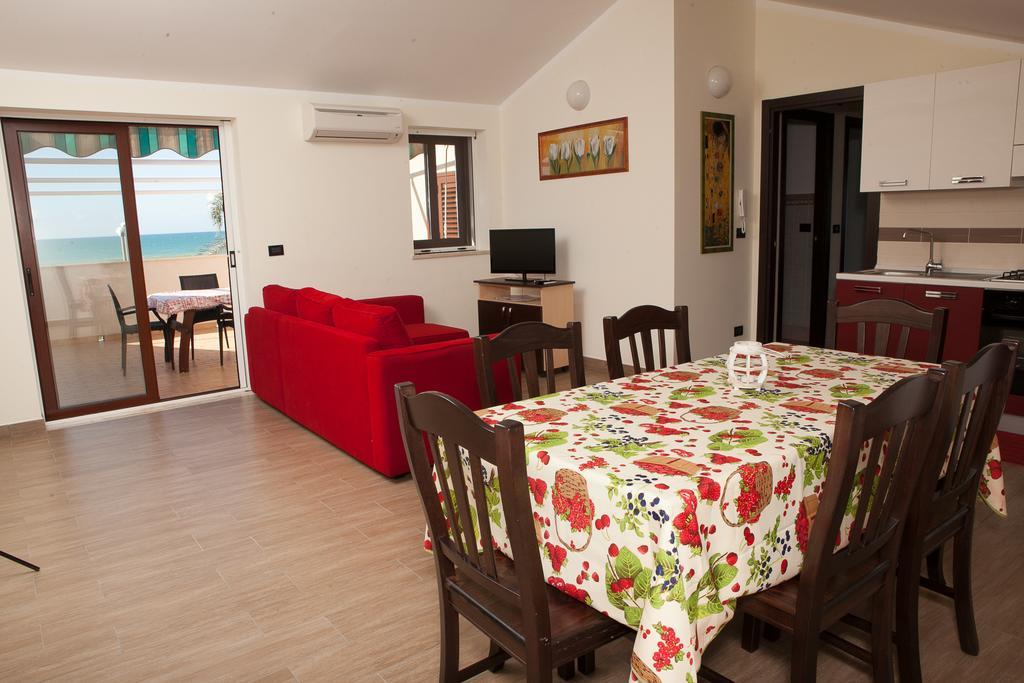 Residence Fronte Mare Santa Maria Del Focallo Oda fotoğraf